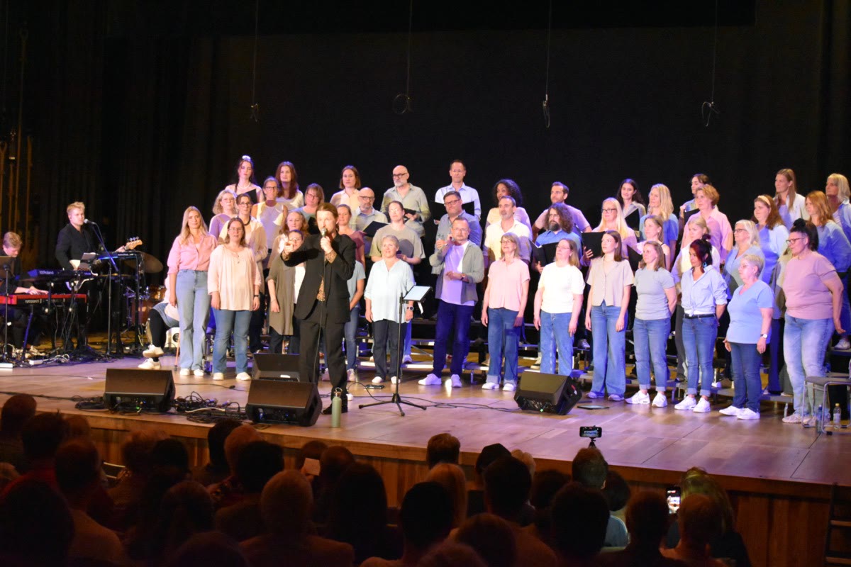 Bromma Voices på scen, sommarkonserten på Årsta Folkets Hus